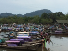 Le port de Krabi bondé de Taxi-boat, le moyen de transport local.